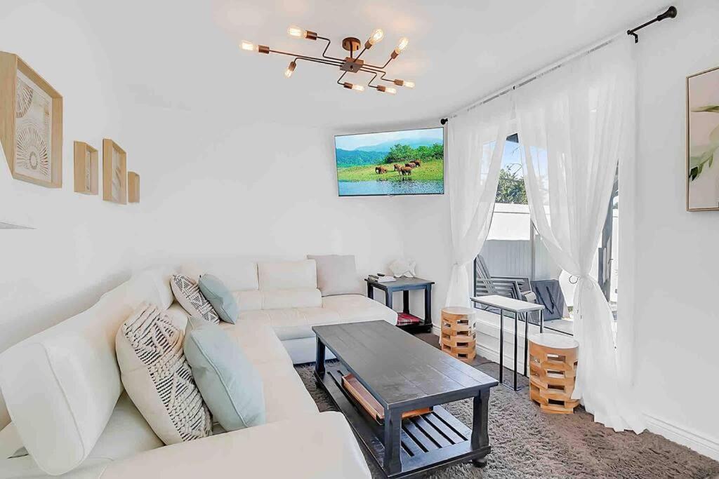 2 Bedroom Getaway On The River/Close To Marina Belle River ภายนอก รูปภาพ