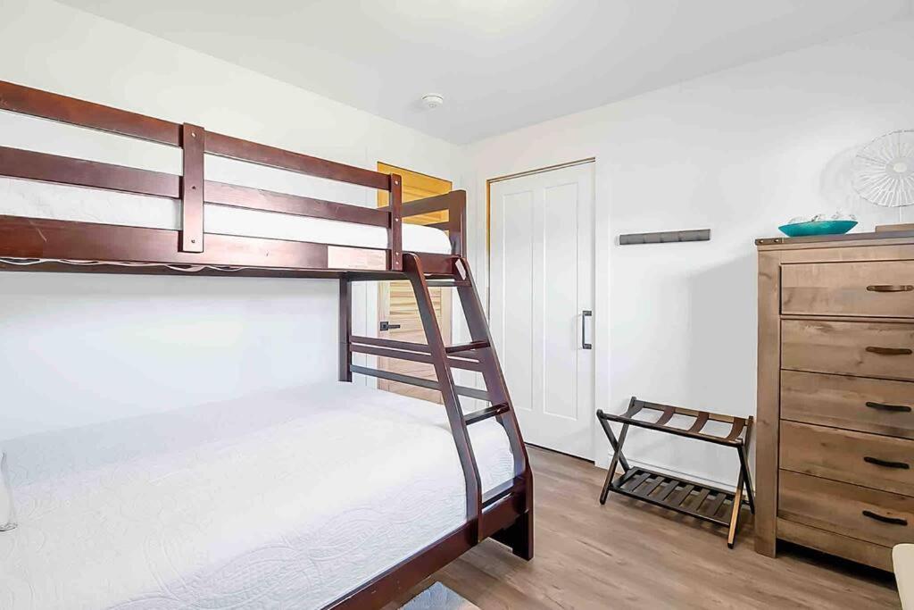 2 Bedroom Getaway On The River/Close To Marina Belle River ภายนอก รูปภาพ
